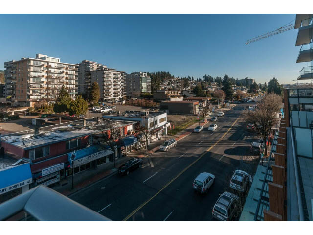 Bright living room with city view and modern furnishings. - 409 - 1355 Bellevue Ave, West Vancouver