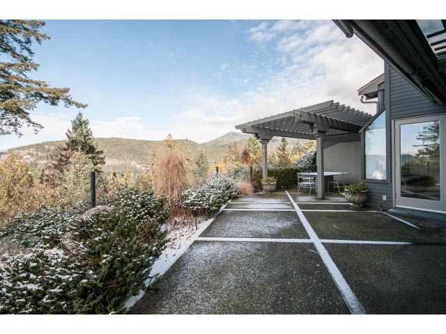 Bright living room with mountain view and snow-covered landscape. - 5138 Meadfeild Road, West Vancouver