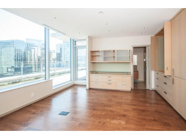 Bright kitchen with hardwood floors and city view. - 2200 - 1169 W Cordova St, Vancouver Downtown