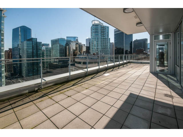 Furnished rooftop terrace with city view and glass railings. - 2200 - 1169 W Cordova St, Vancouver Downtown
