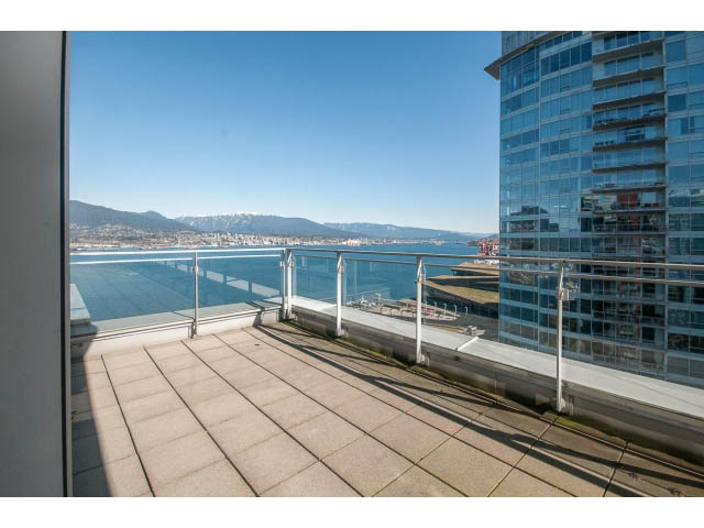 Bright balcony with city view and modern glass facade. - 2200 - 1169 W Cordova St, Vancouver Downtown