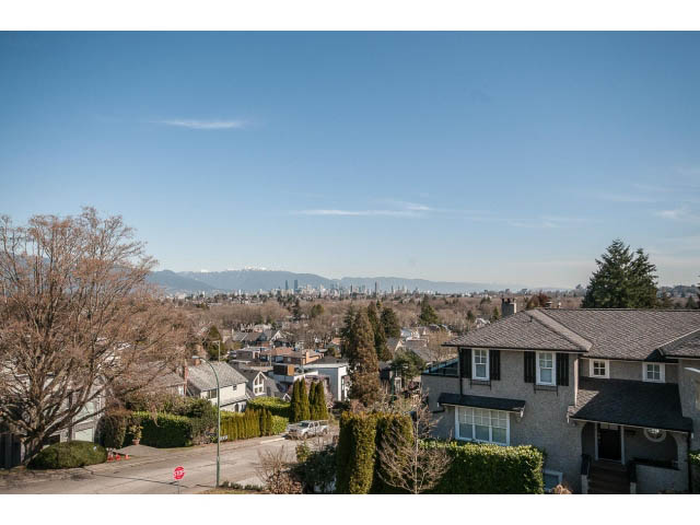 Bright living room with city view and modern furnishings. - 3131 Collingwood St, Vancouver West Side