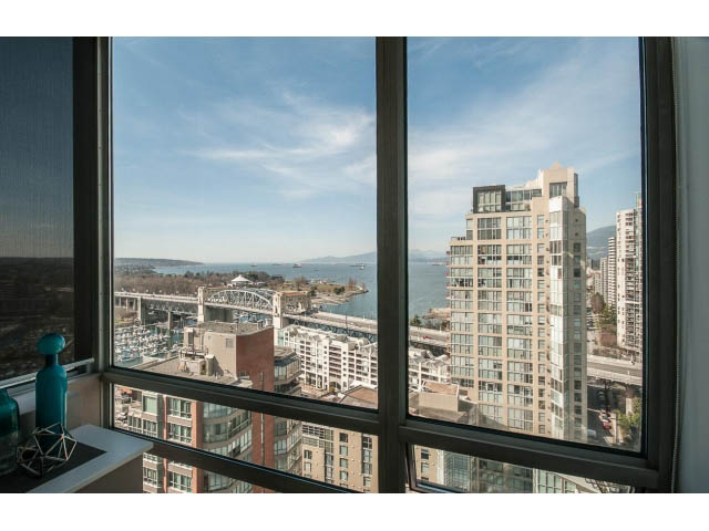 Bright living room with city view and modern furnishings. - 2404 - 1500 Hornby St, Vancouver Downtown