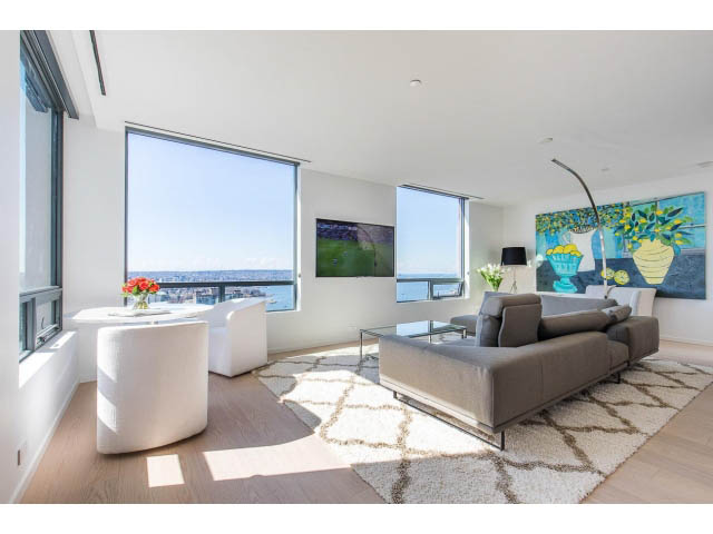 Bright living room with hardwood floors, city view, and modern furniture. - 1901 - 1171 Jervis St, Vancouver Downtown