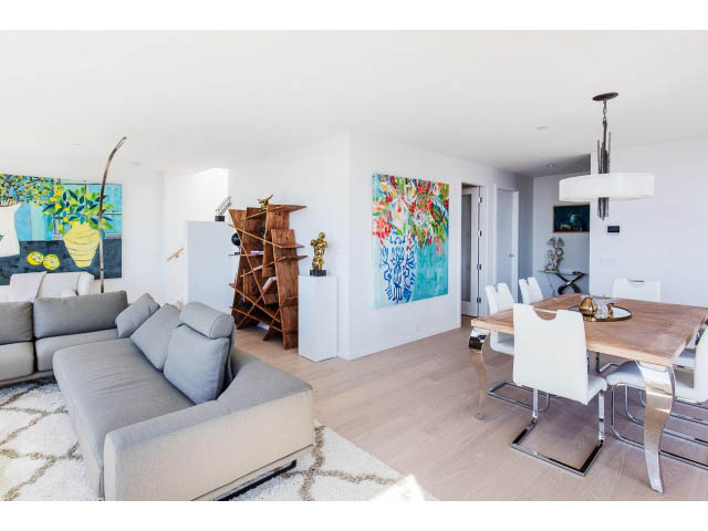 Bright living room with modern furniture, hardwood floors, and colorful artwork. - 1901 - 1171 Jervis St, Vancouver Downtown