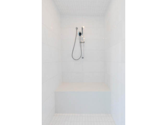 Bright shower with modern fixtures and white tiles. - 1901 - 1171 Jervis St, Vancouver Downtown