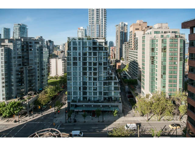 Bright living room with city view and modern furnishings. - 1808 - 1189 Howe St, Vancouver Downtown