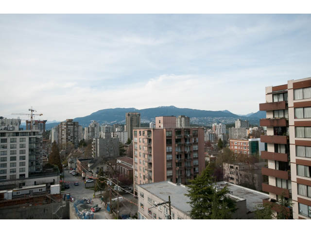 Bright living room with city view and modern furnishings. - 804 - 1171 Jervis St, Vancouver Downtown