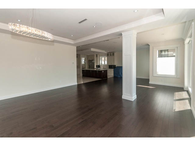 Spacious living room with hardwood floors and large windows. - 2333 Mathers Ave, West Vancouver