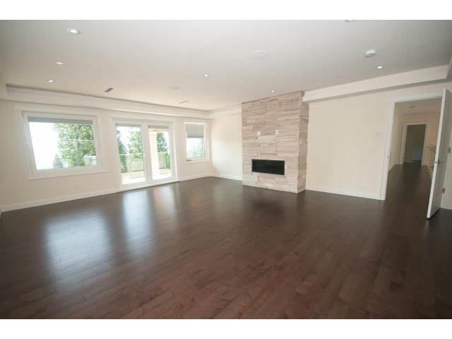 Spacious living room with hardwood floors and large windows. - 2333 Mathers Ave, West Vancouver