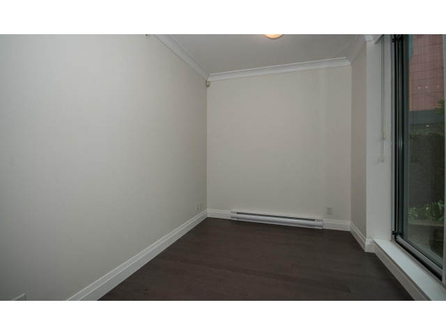 Bright living room with hardwood floors and city view. - 21 Smithe Mews, Vancouver Downtown