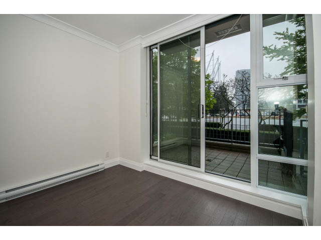 Spacious living room with hardwood floors and city view. - 21 Smithe Mews, Vancouver Downtown