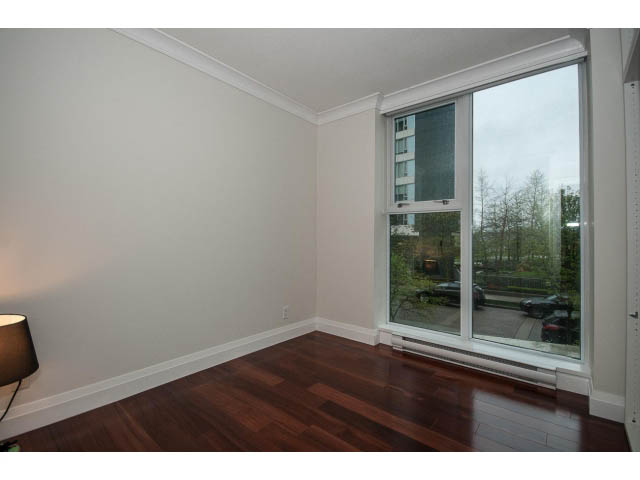 Bright living room with hardwood floors and city view. - 21 Smithe Mews, Vancouver Downtown