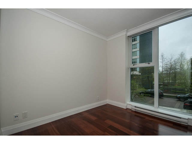 Bright living room with hardwood floors and large windows offering a city view. - 21 Smithe Mews, Vancouver Downtown