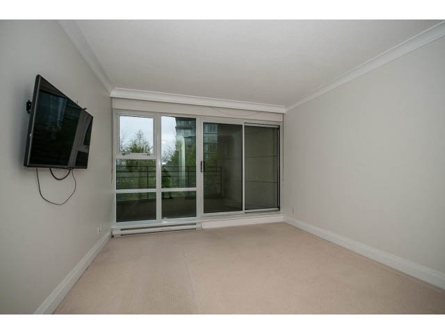 Bright living room with sliding glass doors and city view. - 21 Smithe Mews, Vancouver Downtown