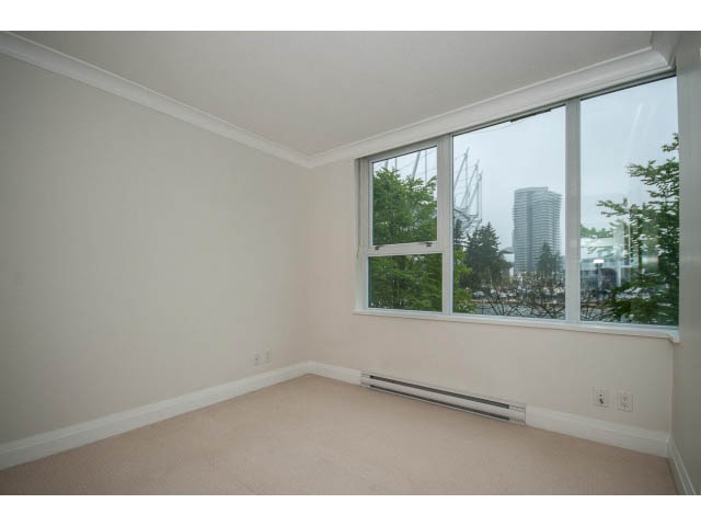 Bright living room with large windows and city view. - 21 Smithe Mews, Vancouver Downtown