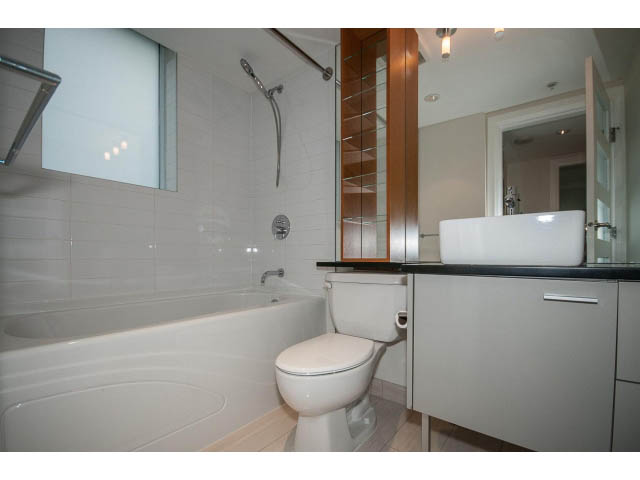 Bright bathroom with modern fixtures and a bathtub. - 21 Smithe Mews, Vancouver Downtown