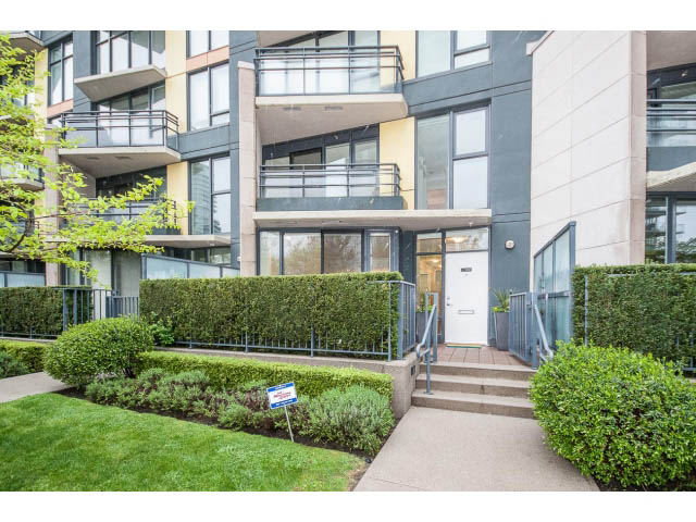 Furnished 3-bedroom + den townhouse with modern design, large windows, and lush green landscaping. - 21 Smithe Mews, Vancouver Downtown