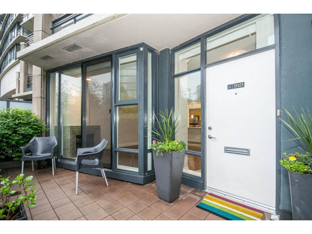 Furnished patio with modern furniture, potted plants, and colorful mat. - 21 Smithe Mews, Vancouver Downtown