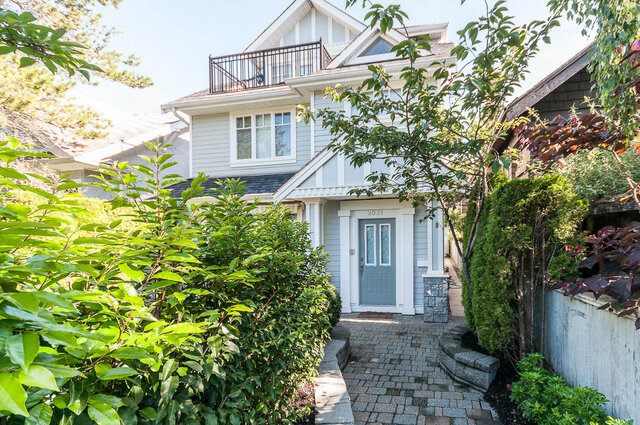 Spacious 3-bedroom + den duplex with a charming front porch and lush greenery. - 2031 Creelman Ave, Vancouver West Side