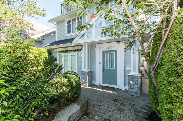 Bright and airy 3-bedroom + den duplex with a cozy front porch and lush greenery. - 2031 Creelman Ave, Vancouver West Side