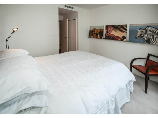 Bright bedroom with two single beds, white bedding, and safari-themed wall art. - 1902 - 1111 Alberni Street, Vancouver Downtown