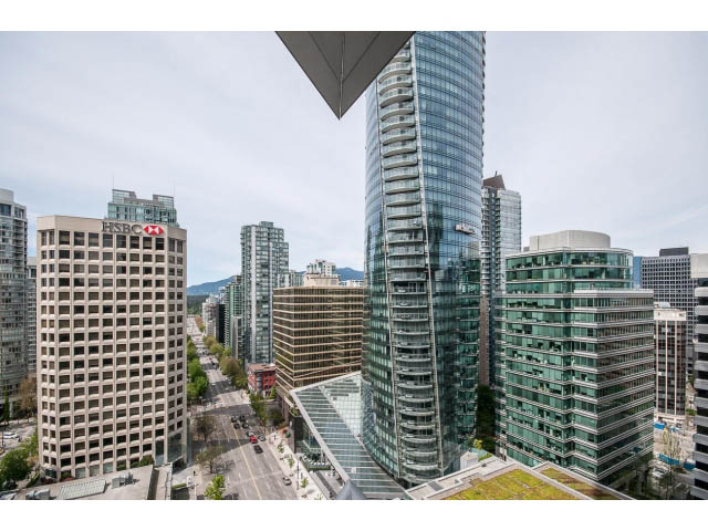 Bright living room with city view and modern furnishings. - 1902 - 1111 Alberni Street, Vancouver Downtown