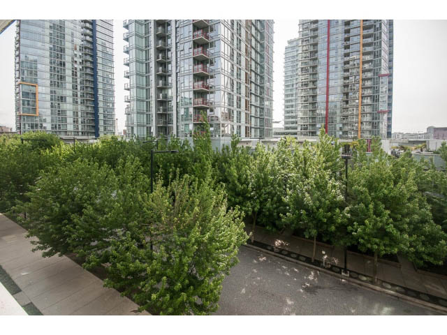 Bright living room with city view and greenery. - 501 - 161 West Georgia St, Vancouver Downtown