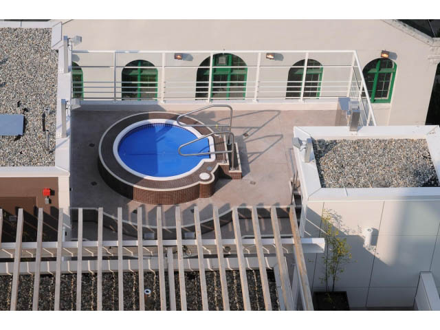 Furnished balcony with a pool and city view. - 501 - 161 West Georgia St, Vancouver Downtown