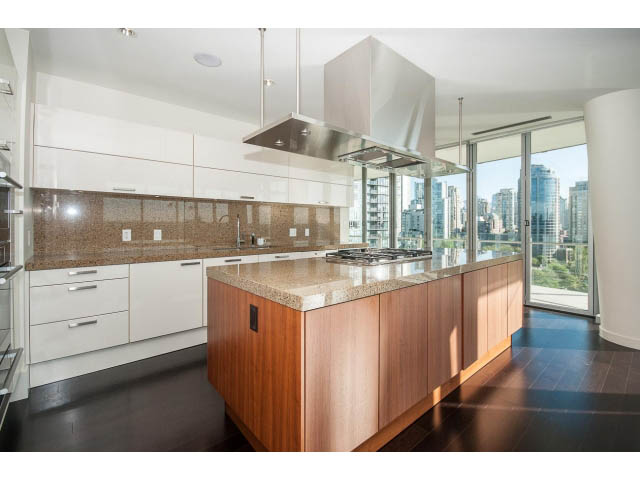 Bright kitchen with granite countertops, hardwood floors, and a city view. - 1502- 1560 Homer Mews, Vancouver Downtown