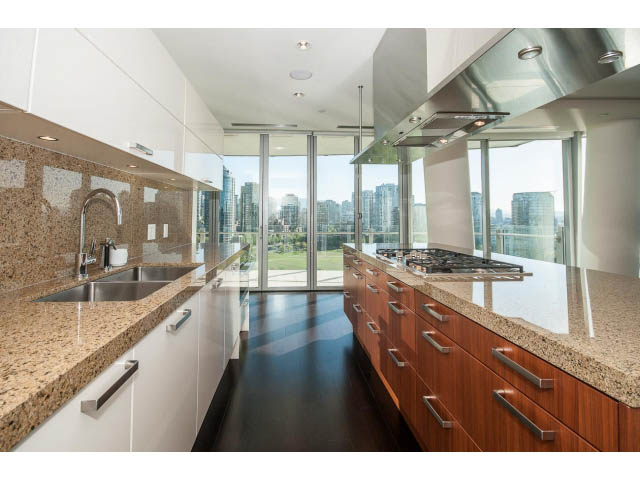 Bright kitchen with granite countertops, hardwood floors, and a city view. - 1502- 1560 Homer Mews, Vancouver Downtown