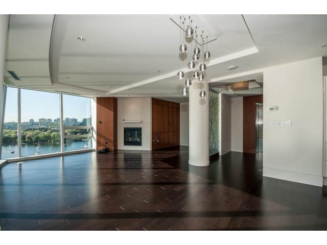 Open-concept living space with hardwood floors, modern chandelier, and city view. - 1502- 1560 Homer Mews, Vancouver Downtown