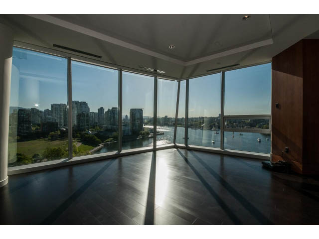 Bright living room with hardwood floors and a stunning city view. - 1502- 1560 Homer Mews, Vancouver Downtown