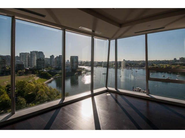 Bright living room with hardwood floors and a stunning city view. - 1502- 1560 Homer Mews, Vancouver Downtown