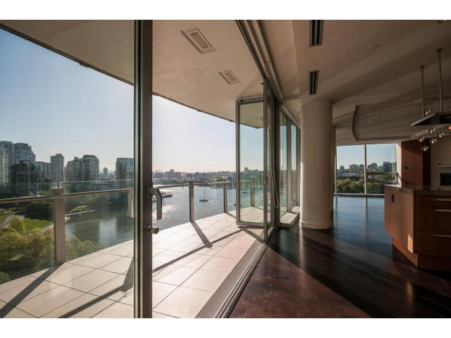 Bright living room with large windows, city view, and hardwood floors. - 1502- 1560 Homer Mews, Vancouver Downtown