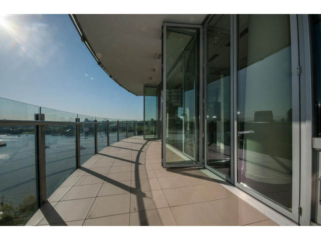 Bright balcony with glass railings and city view. - 1502- 1560 Homer Mews, Vancouver Downtown