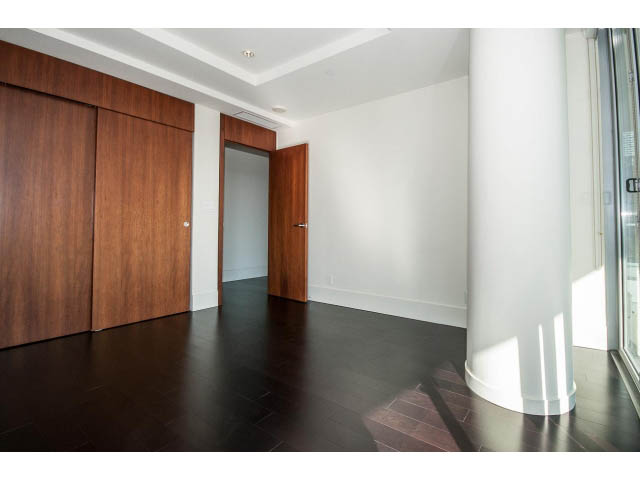 Spacious living room with hardwood floors and large windows. - 1502- 1560 Homer Mews, Vancouver Downtown