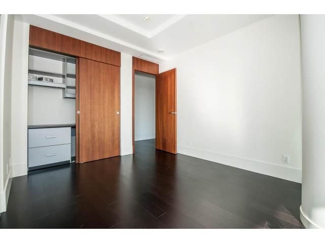 Bright living room with dark hardwood floors and modern kitchen cabinets. - 1502- 1560 Homer Mews, Vancouver Downtown