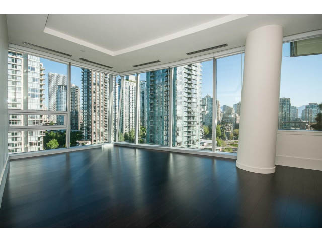 Spacious living room with hardwood floors, city view, and modern furnishings. - 1502- 1560 Homer Mews, Vancouver Downtown