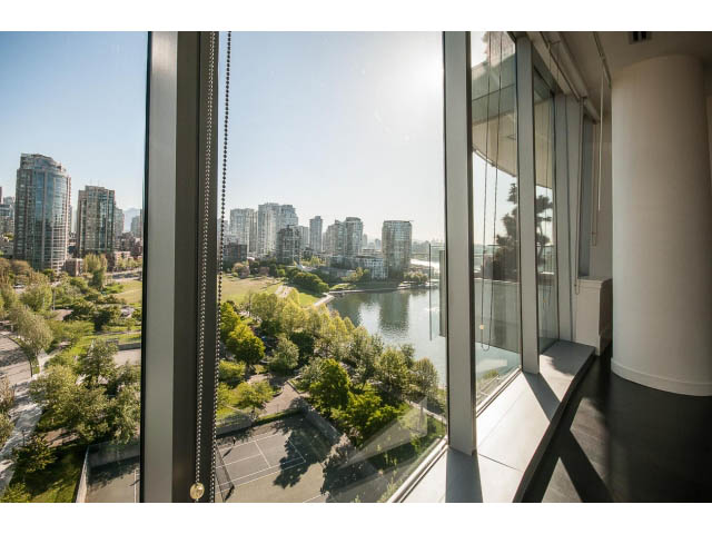 Bright living room with floor-to-ceiling windows, city view, and modern furnishings. - 1502- 1560 Homer Mews, Vancouver Downtown