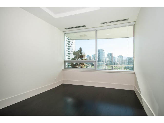 Bright living room with hardwood floors and a stunning city view. - 1502- 1560 Homer Mews, Vancouver Downtown