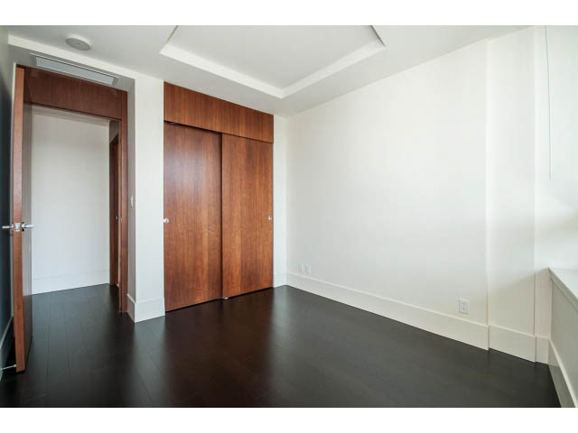 Spacious living room with hardwood floors and modern cabinets. - 1502- 1560 Homer Mews, Vancouver Downtown