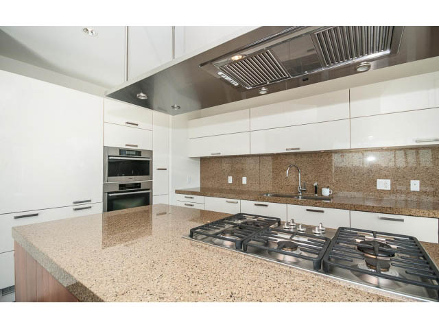 Bright kitchen with granite countertops and stainless steel appliances, modern design. - 1502- 1560 Homer Mews, Vancouver Downtown