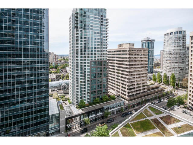 Bright living room with city view and modern furnishings. - 1502- 1560 Homer Mews, Vancouver Downtown