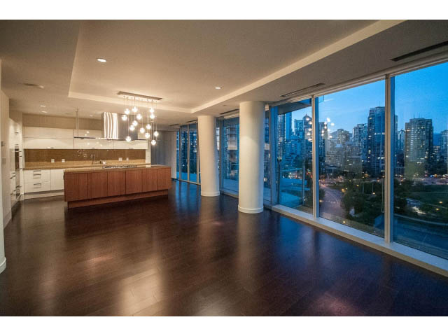 Spacious living room with hardwood floors, city view, and modern decor. - 1502- 1560 Homer Mews, Vancouver Downtown