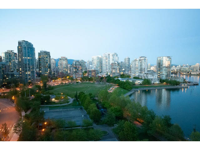 Bright living room with city view and modern furnishings. - 1502- 1560 Homer Mews, Vancouver Downtown