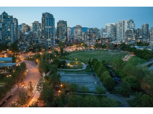 Furnished 3-bedroom condo with city view and modern furnishings. - 1502- 1560 Homer Mews, Vancouver Downtown