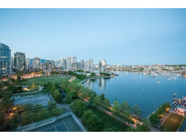 Bright living room with city view and waterfront access. - 1502- 1560 Homer Mews, Vancouver Downtown