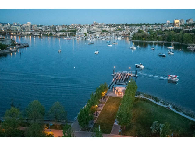 Bright living room with panoramic city view and waterfront access. - 1502- 1560 Homer Mews, Vancouver Downtown