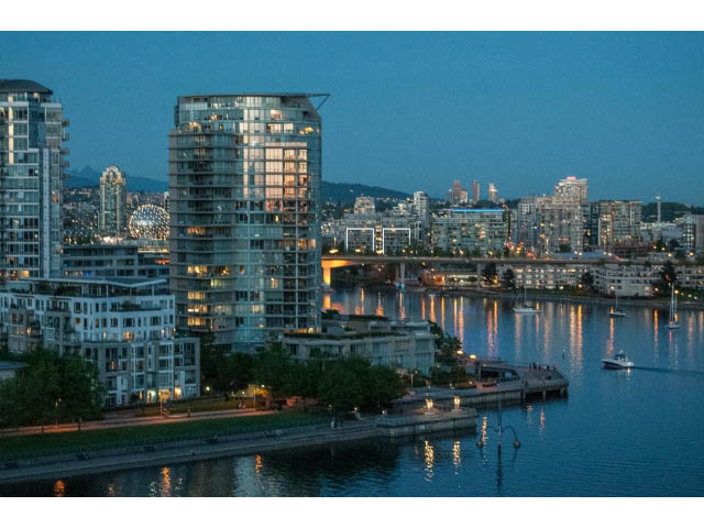 Bright living room with stunning city view and waterfront access. - 1502- 1560 Homer Mews, Vancouver Downtown